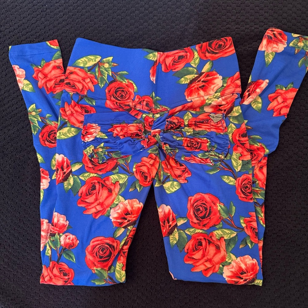 Cute booty lounge Rose Leggings 🌹
